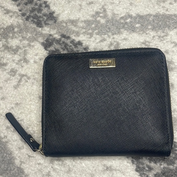 kate spade Handbags - EUC Kate spade Saffiano Leather Wallet